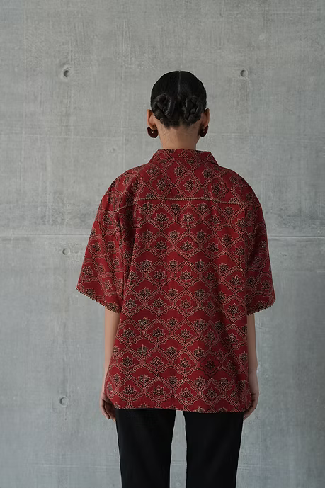 MAROON FLORAL ARCH WOMEN’S NOTCH SHIRT